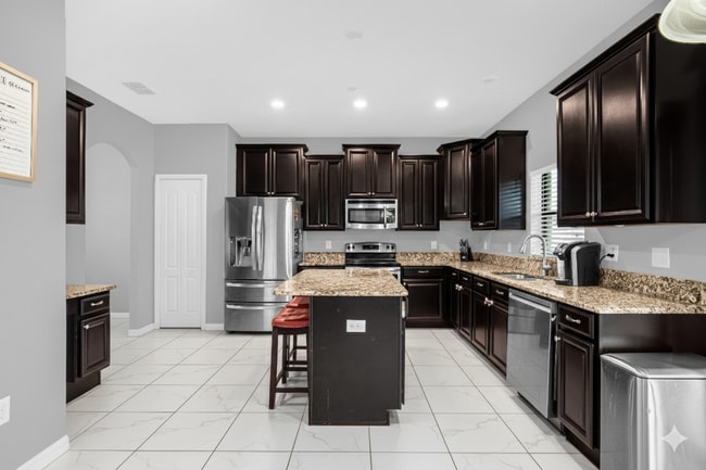 Building Photo - "Discover Spacious Elegance: 5-Bed, 3-Bath...