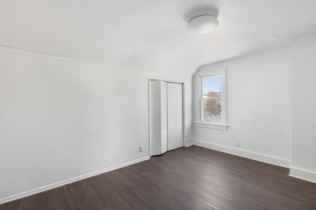 Building Photo - 302 E Grove St