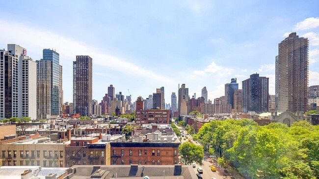 Building Photo - Upscale Unit with Modern Finishes