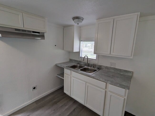 Building Photo - 300 Royal Way