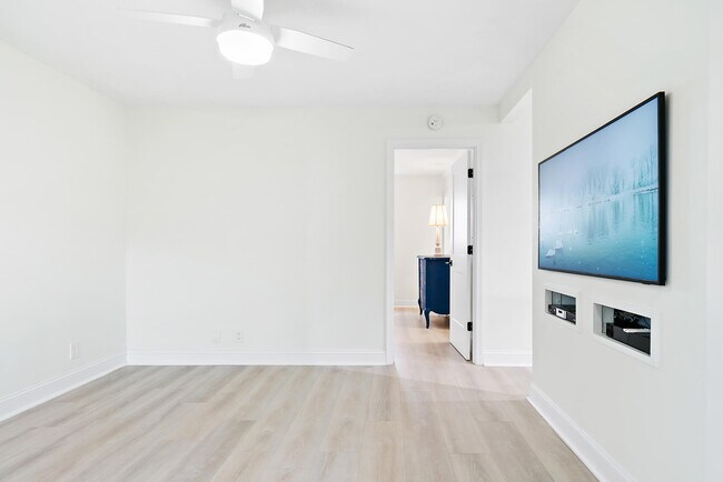Building Photo - 122 S Lakeside Dr