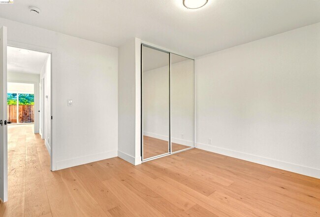 Building Photo - 11 Paddock Ct