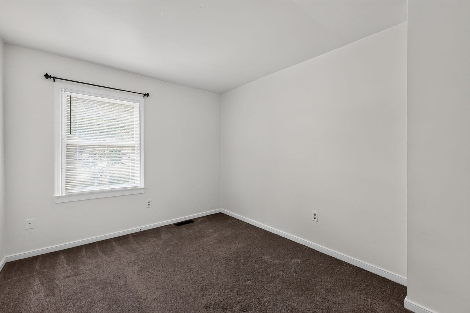 Building Photo - 1512 Lakeview Ave