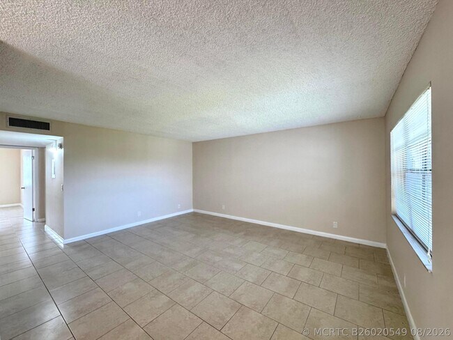 Building Photo - 900 Normandy Ln