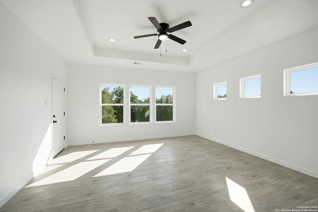 Building Photo - 207 Deer Oaks Dr