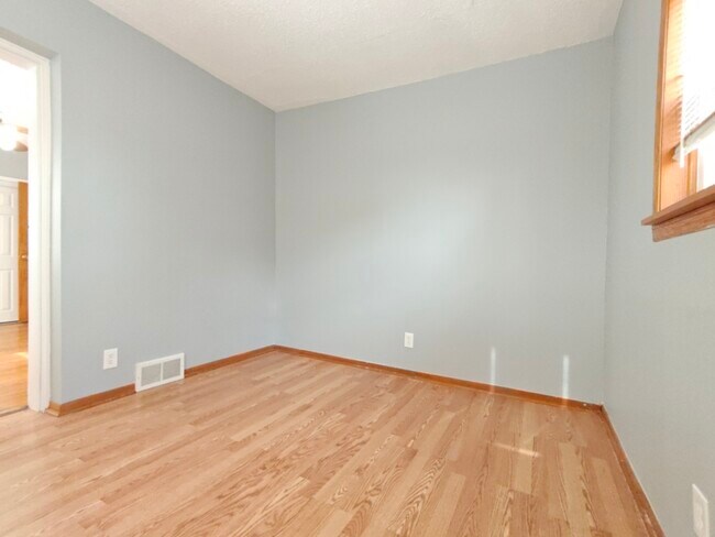 Building Photo - 2437 W Balmoral Ave