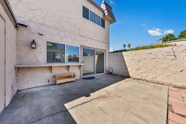 Building Photo - Beautifully Updated 3-Bed Townhome in Carm...