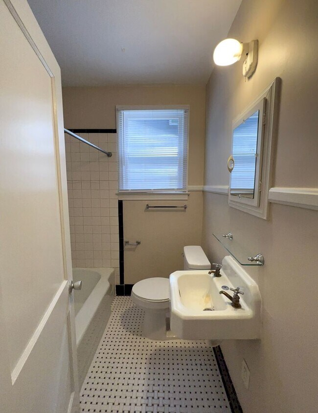 Building Photo - 2/2 House Walking Distance to Campus - Available Fall 2026!