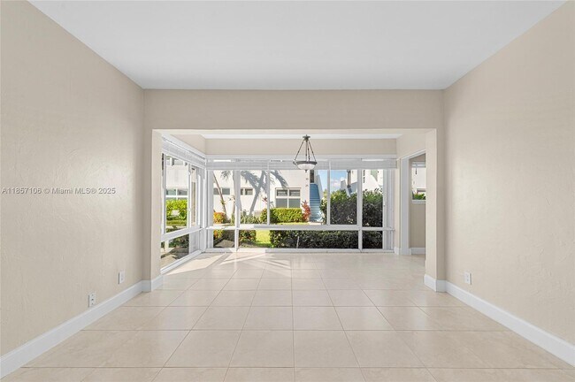 Building Photo - 425 Bayshore Dr