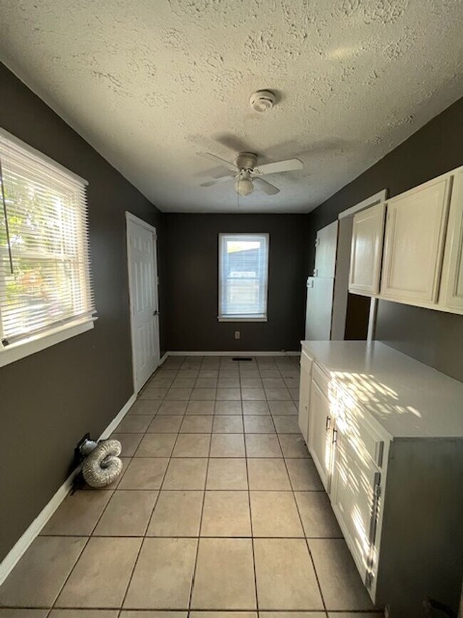 Building Photo - 2 bedroom, 1 bathroom home located in the heart of Lexington