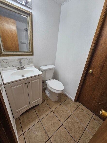 Building Photo - 614 S Andes Rd