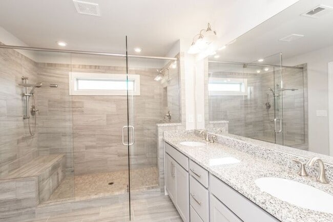 Building Photo - 3 story townhome in a great location in Chamblee
