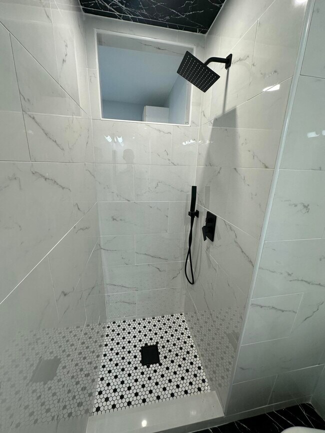 Building Photo - 122 SW 12th Ave