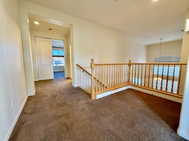 Building Photo - Lovely, large 4 bedroom