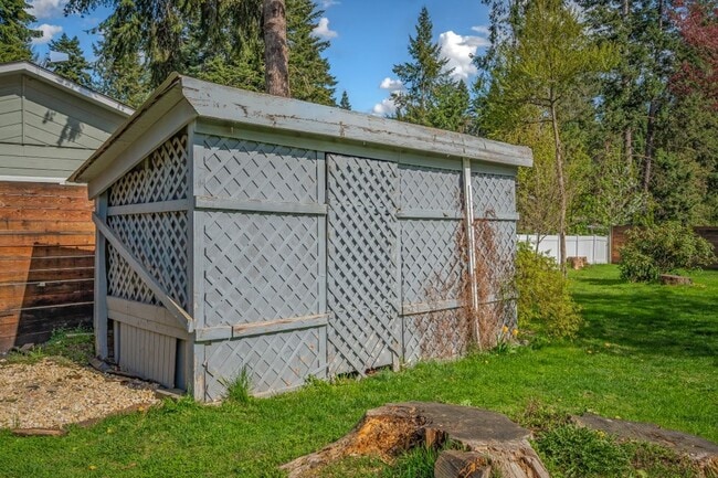 Building Photo - Emerald Estates 4 bed 2 bath with fenced yard