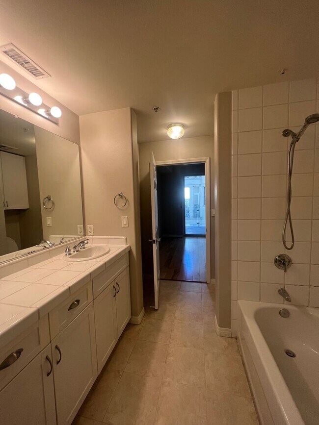 Building Photo - 1 Bed Unit in Little Italy - Porto Siena - Parking Space