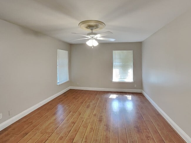 Building Photo - No Application Fee* Plus $250 Off First 2 ...