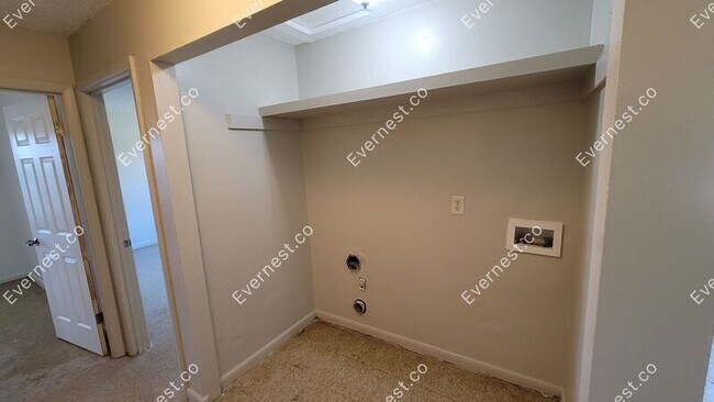 Building Photo - 3058 St Paul Dr