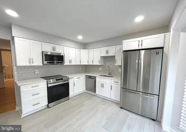 Building Photo - 6633 McLean Ct