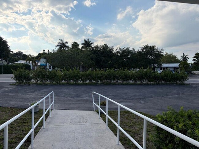 Building Photo - 202 Palm Ct
