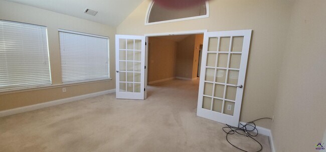 Building Photo - 402 Nandina Ct