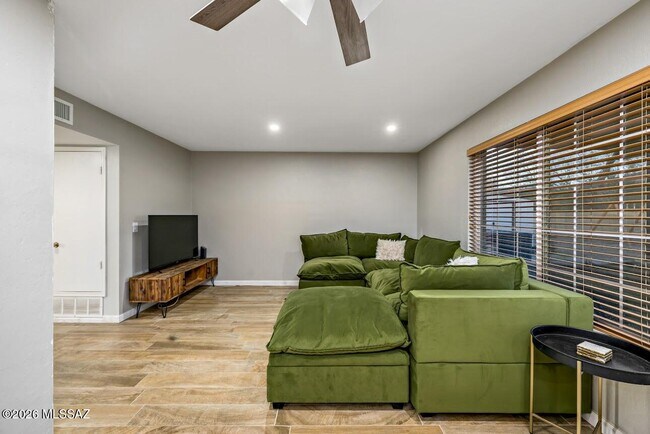 Building Photo - 2191 S Sunburst Dr