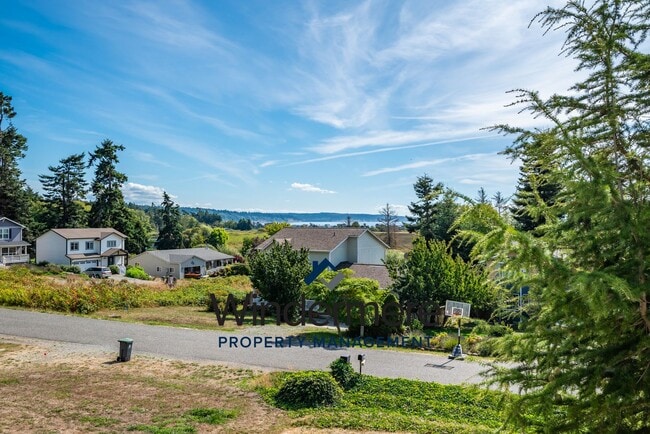 Building Photo - 3 Bedroom 2 Bath + Bonus Room Home with Stunning Water Views in Admirals Cove