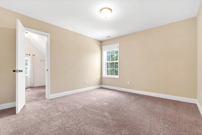 Building Photo - 1 Catalpa Ln N