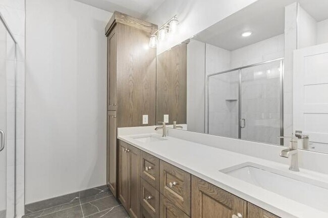 Building Photo - 1124 W Vos Cir