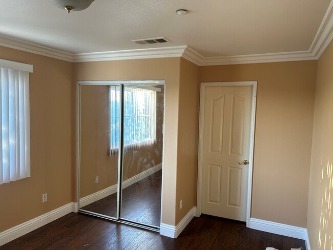 Building Photo - 8940 Deira Ln