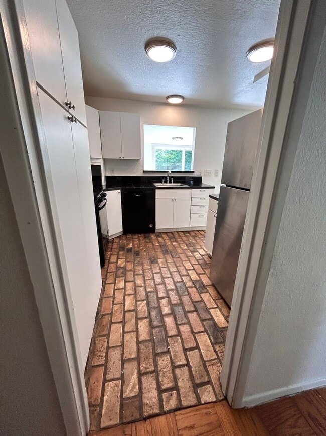 Building Photo - Beautiful Home Close to Tara in Mid City