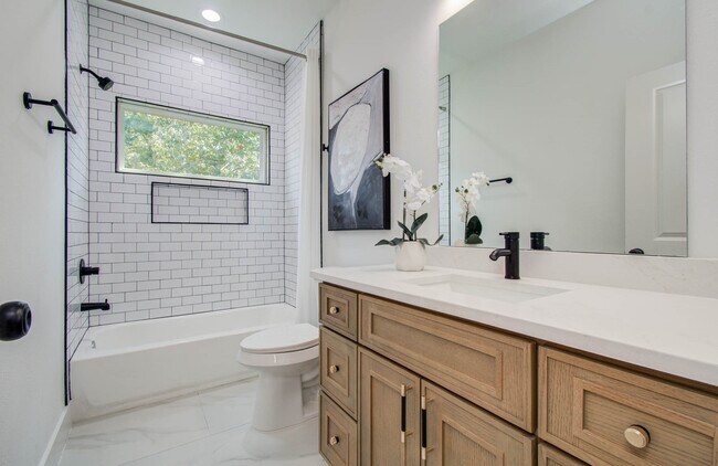 Building Photo - 1802 Rollingwood Dr