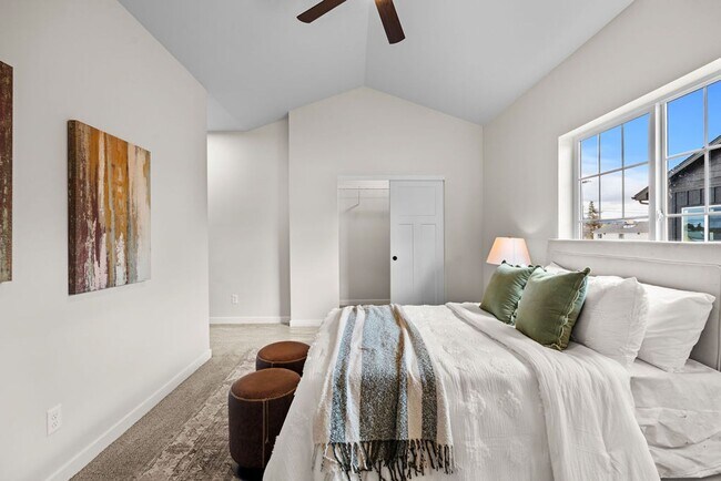 Building Photo - Luxury Living Off Appleway Trial Brand New...