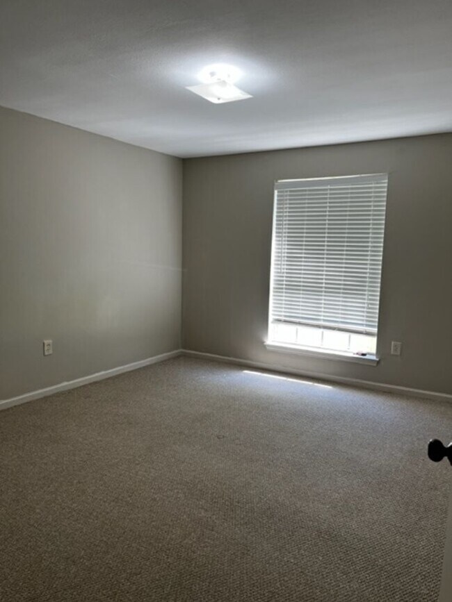 Building Photo - 755 Burgin Ave