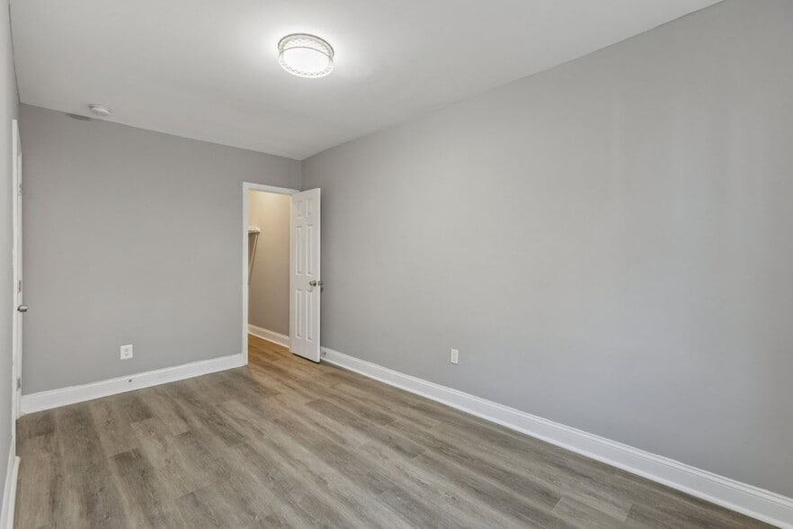 Building Photo - 405 34th St SE