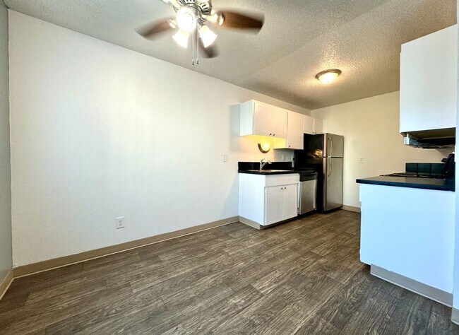 Building Photo - **$750 DEPOSIT & FREE FIRST MONTH'S RENT** Hudson Court - Spacious Main Floor Unit~ Great Natural...