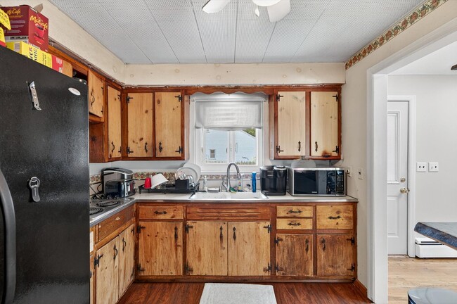 Building Photo - Spacious 4 BR/2BA home corner-lot in Warwi...