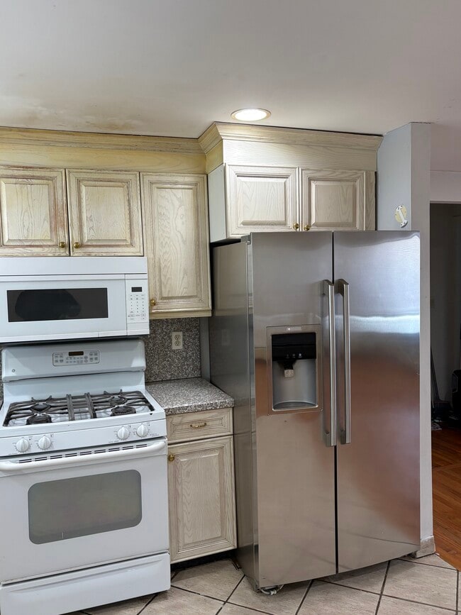 Building Photo - 32 Maiden Ln