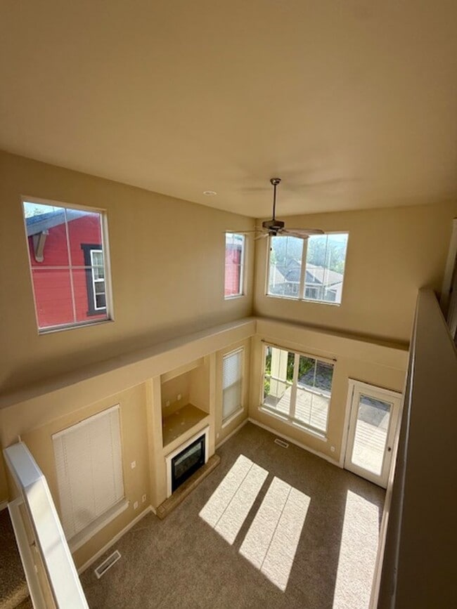Building Photo - 3 Bedroom 3 Bathroom House Located Near a ...