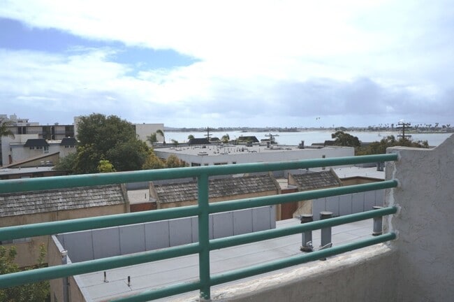 Building Photo - 3 Bed 2.5 Bath in Pacific Beach with laundry and garage!