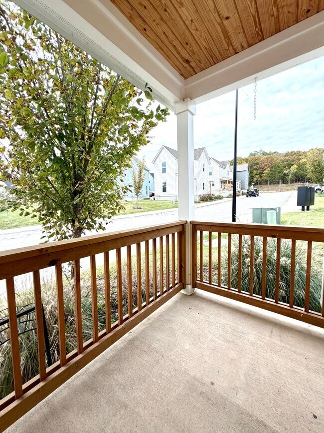 Building Photo - $2,500 Move-In-Special