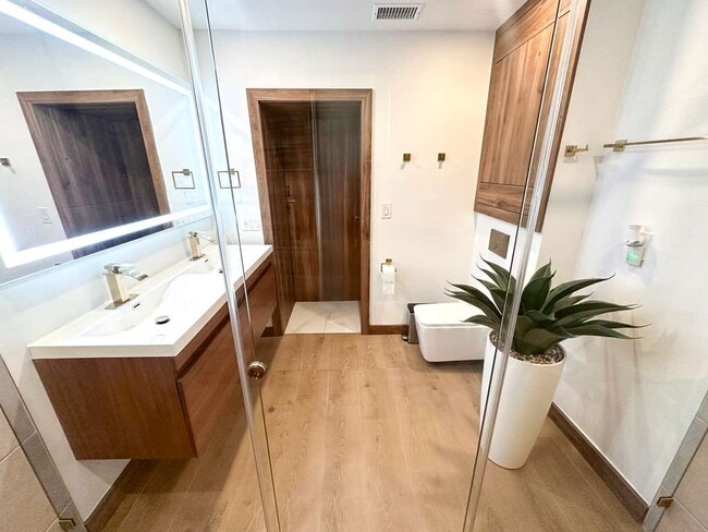 Building Photo - 2216 NW 4th Ave