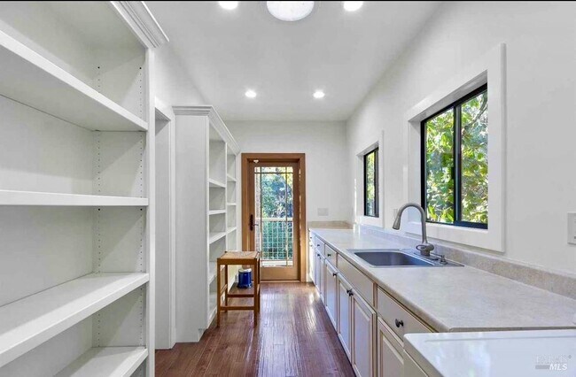 Building Photo - 522 Meadowood Ln