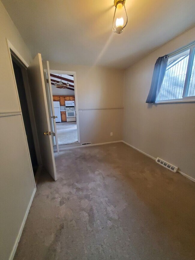 Building Photo - Spacious Ranch Style 4 BR Available in Aug...
