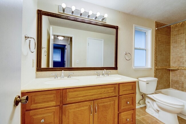 Building Photo - Spacious 3 Bedroom 2 Bath in desirable neighborhood