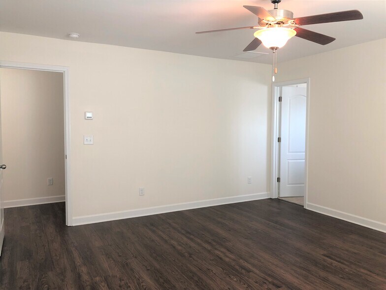 Building Photo - 528 Lateleaf Dr