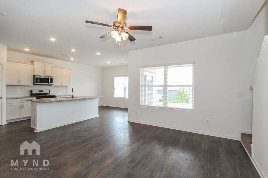 Building Photo - 285 Chelsea Park Rd