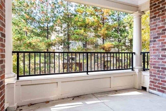 Building Photo - The BEST North Hills Condo!