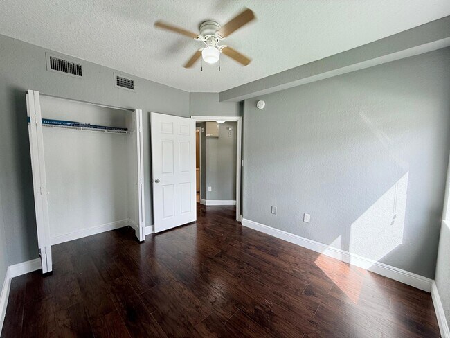 Building Photo - 1115 Golden Lakes Blvd