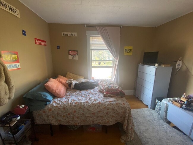 Building Photo - AVAILABLE JUNE - 6 BED 1.5 BATH Close to Campus!